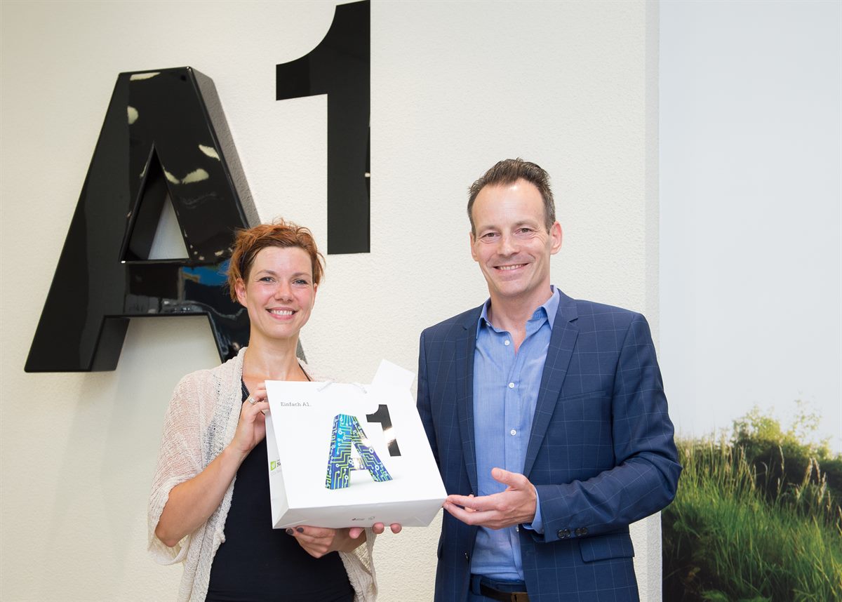Übergabe Apple Watch an Gewinnerin