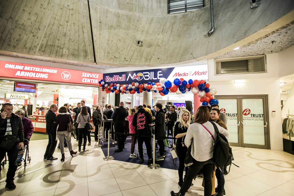 Großer Andrang beim neuen Red Bull MOBILE Shop