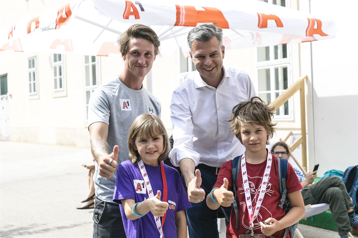 Thomas Arnoldner, CEO A1 Telekom Austria Group, und Lukas Müllauer mit den jungen StudentInnen