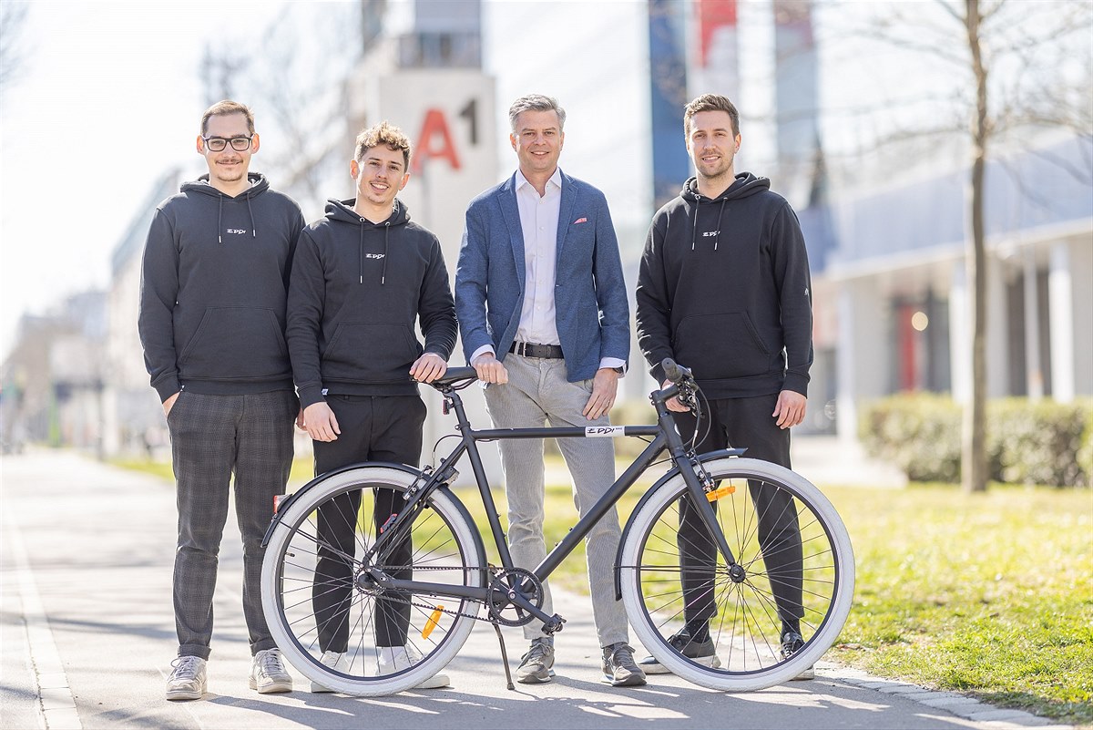 Drei Gründer von EDDI Bike Stephan Ziegler, Philipp Eder und Bastian Kleindienst und A1 Group CEO Thomas Arnoldner 