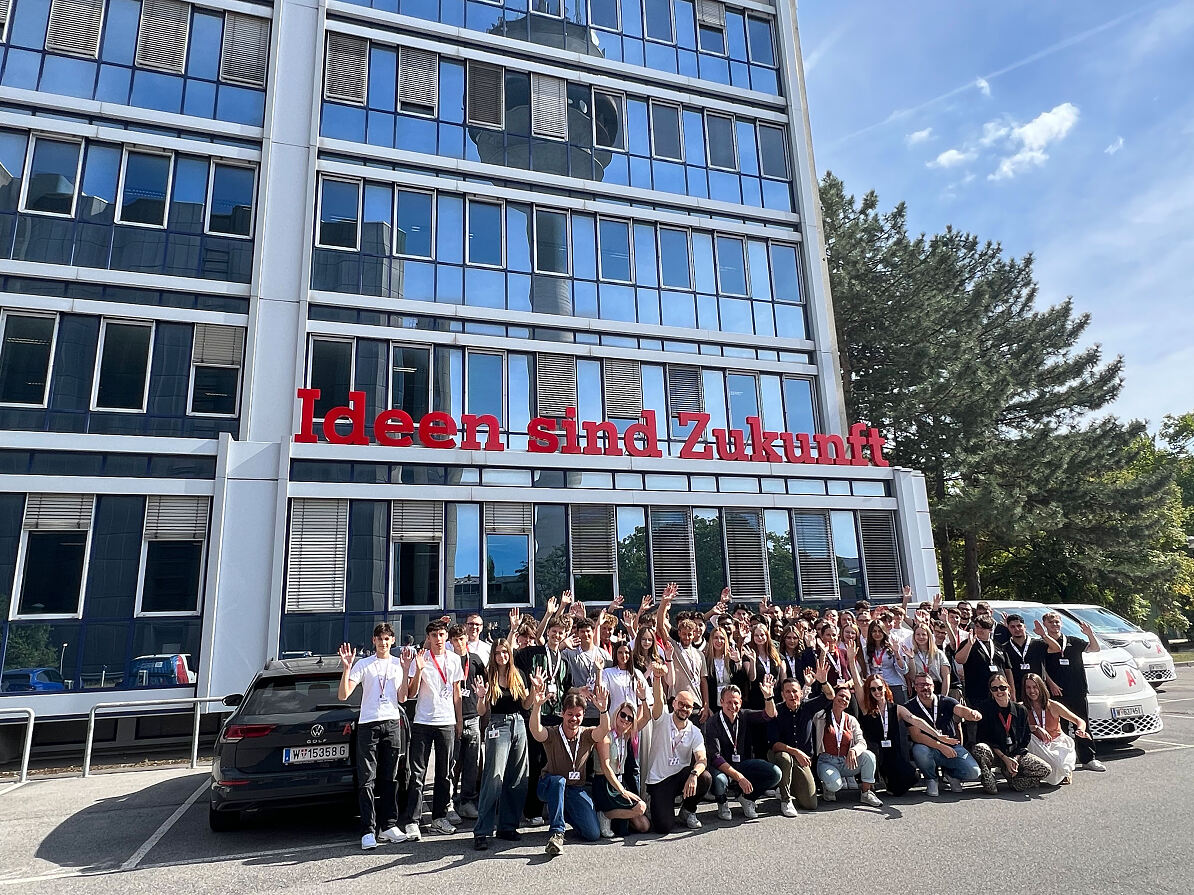 Knapp 50 Jugendliche beginnen ihre Lehre am A1 Future Campus im Technologiezentrum Arsenal bei strahlendem Wetter.