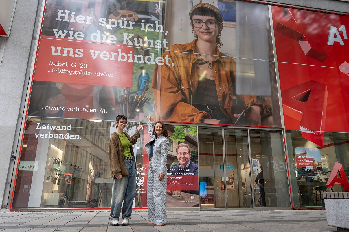 A1 Director Marketing Communications Stefanie Winkler-Schloffer (re) mit Testimonial Isabel vor ihrem Plakat auf der Mariahilferstraße
