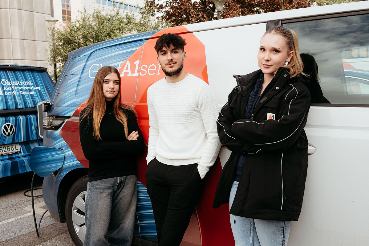 A1 Lehrlinge (von li nach re): Die Technik-Lehrlinge Laetizia, Faruk und Viktoria am Gelände das A1 Future Campus im A1 Technologiezentrum Arsenal, wo die Lehrlingsausbildung zuhause ist.
